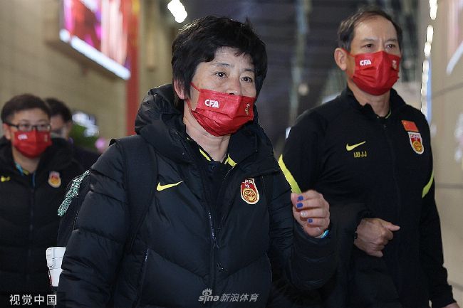 意大利足球记者拉维利和帕西里尼在《晚邮报》评论称，莱奥的进球数和约维奇一样，这是不可接受的。